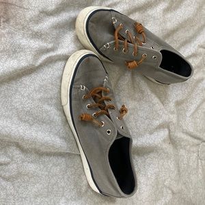 Canvas Sperry sneakers. Lightly worn. Perfect for spring/ summer!